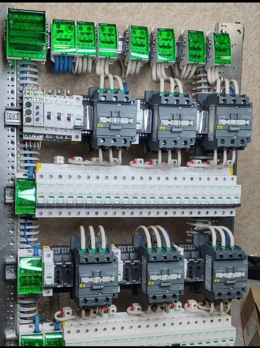 برقکار صنعتی و تابلو برق plc و کنتاکتوری و ساختمان
