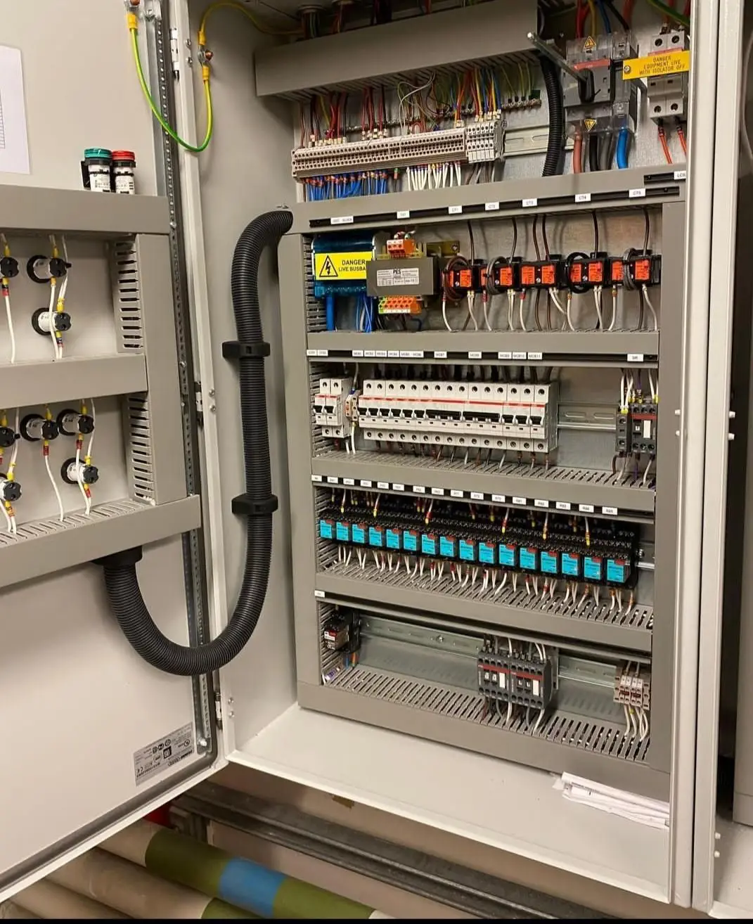 برقکار صنعتی و تابلو برق plc و کنتاکتوری و ساختمان