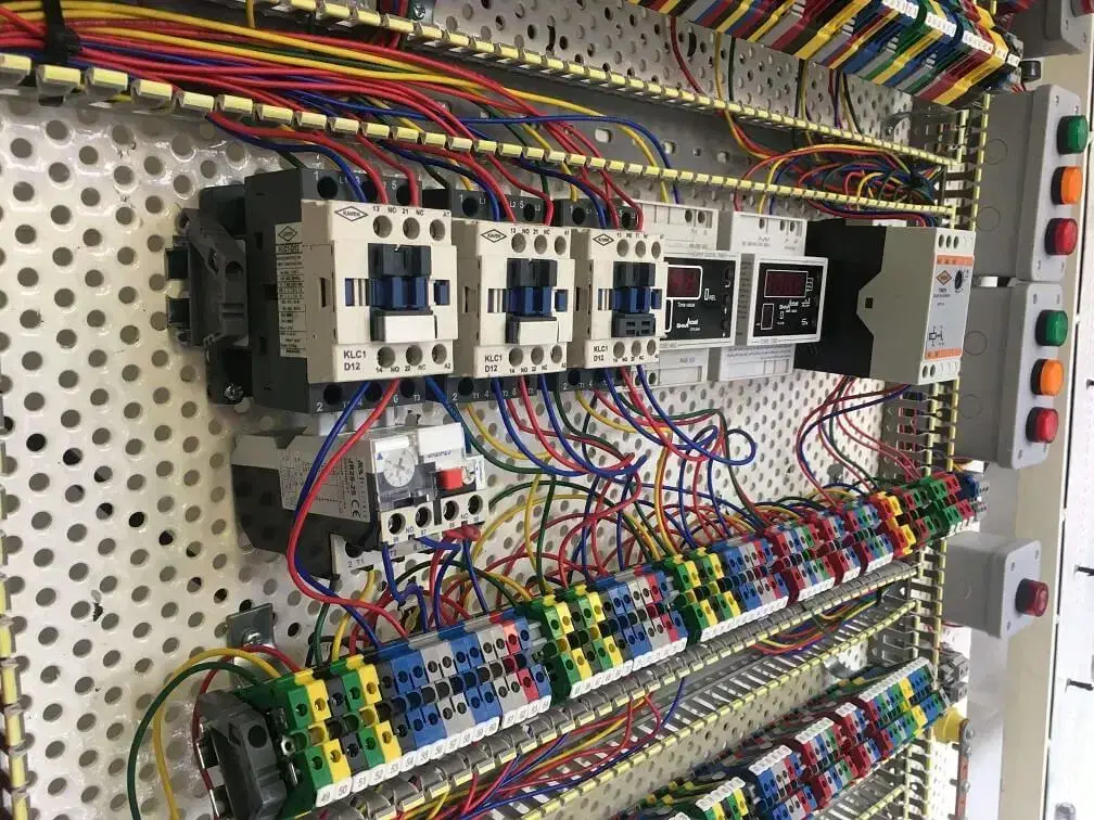 خدمات برق صنعتی و اتوماسیون